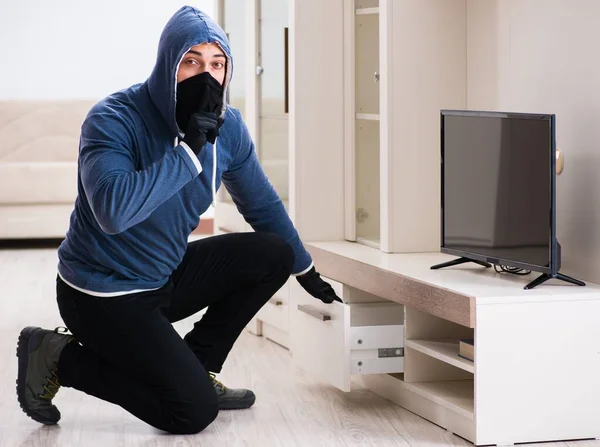 男子窃贼从家里偷电视机 — 图库照片