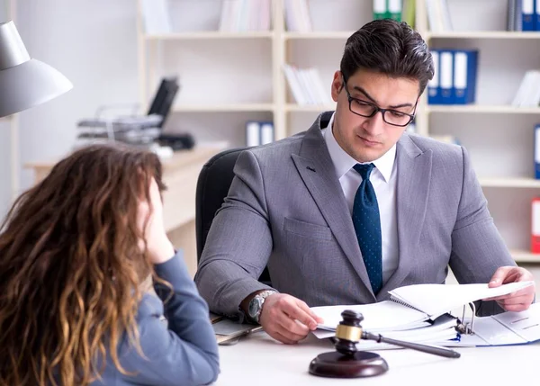 Abogado discutiendo caso legal con cliente — Foto de Stock