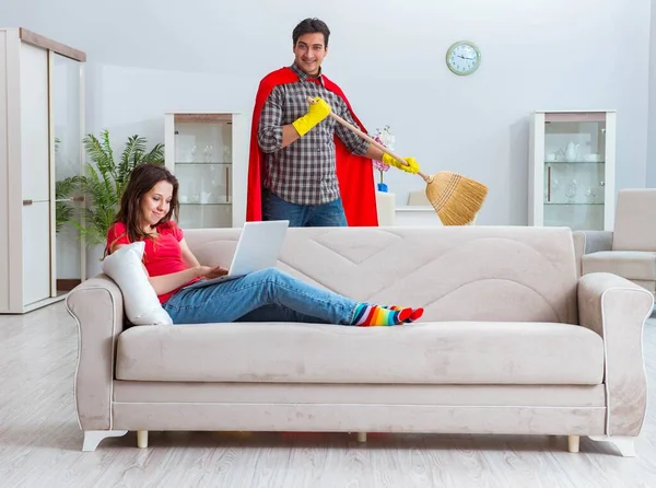 Süper kahraman koca karısına evde yardım ediyor. — Stok fotoğraf