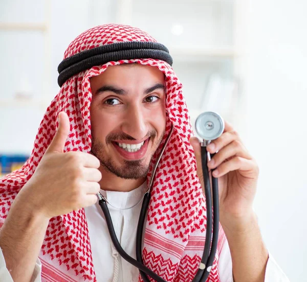 Arap Suudi Doktor hastanede stetoskop ile — Stok fotoğraf