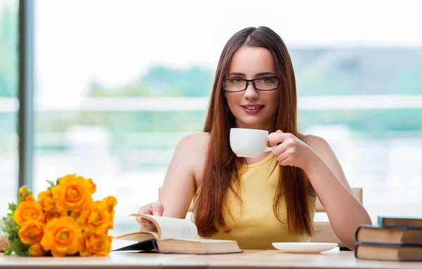 Ung student dricker kaffe medan plötsligt — Stockfoto