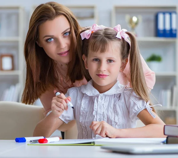 Moeder helpen haar dochter om huiswerk te maken — Stockfoto