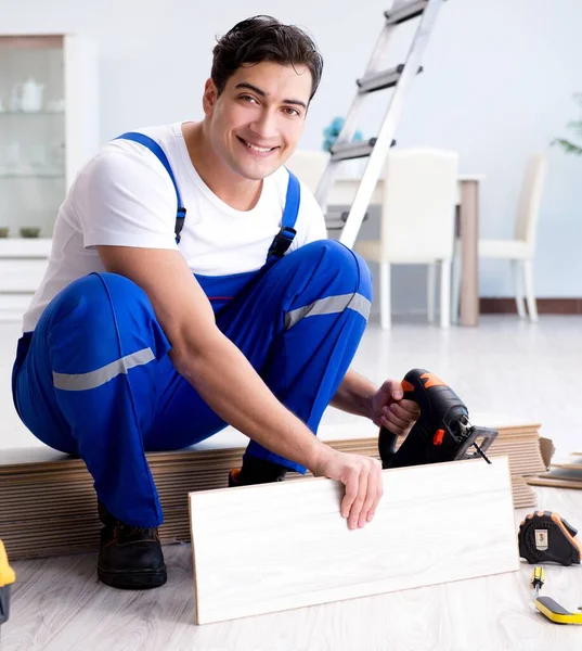 Laminatboden zu Hause verlegen — Stockfoto