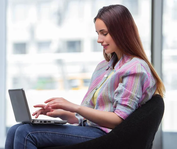 Jong meisje surfen internet op laptop — Stockfoto