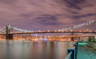Manhattan ve Brooklyn köprüsünün gece manzarası