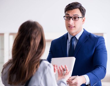 Emlakçı yeni daireyi sahibine gösteriyor.