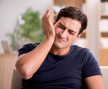 Acı çeken genç yakışıklı adam.