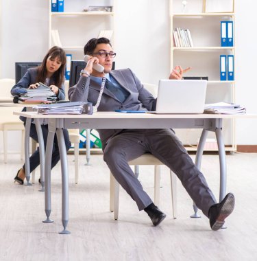 Ofiste çalışan kadın ve erkek.