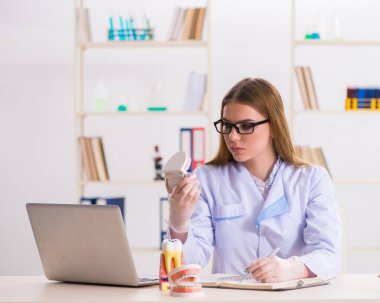 Diş hekimliği öğrencisi sınıfta pratik yapıyor.