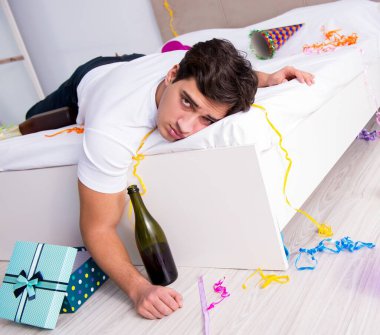 Adam evde ağır parti sonra