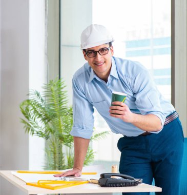 İnşaat mühendisi yeni proje üzerinde çalışıyor