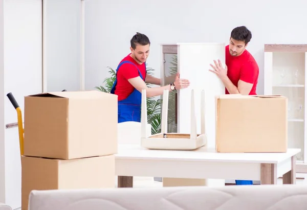 Twee aannemers verplaatsen persoonlijke bezittingen — Stockfoto