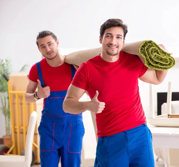 Two contractor employees moving personal belongings — Stock Photo, Image