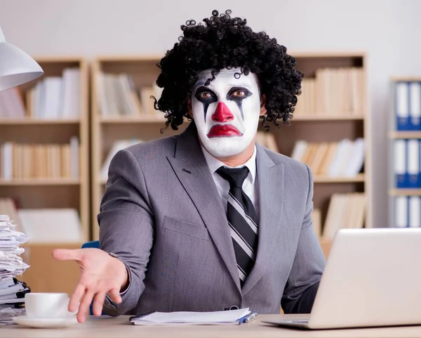 Empresario payaso trabajando en la oficina — Foto de Stock