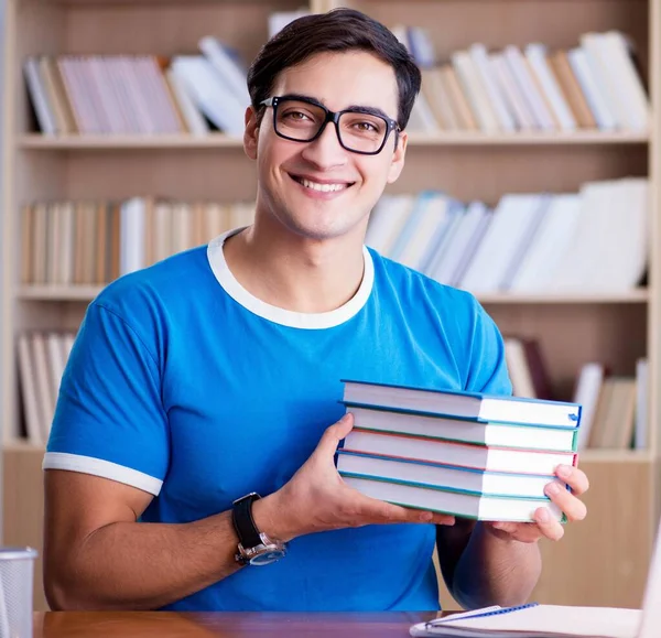 Jonge student bereidt zich voor op schoolexamens — Stockfoto