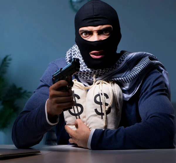 Ladrão terrorista com arma pedindo resgate de dinheiro — Fotografia de Stock