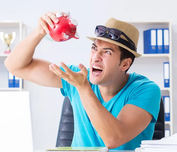 Geschäftsmann bereitet sich im Büro auf Urlaub vor — Stockfoto