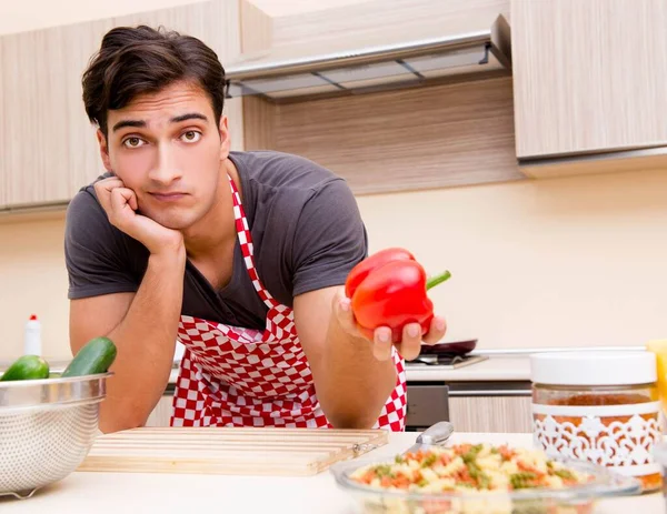 Homem cozinheiro masculino preparar comida na cozinha — Fotografia de Stock