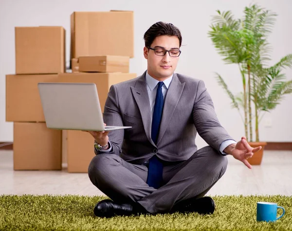 Empresario meditando en el piso de la oficina —  Fotos de Stock