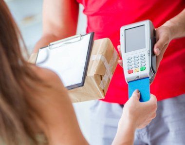 Paket teslimatı pos ve kredi kartıyla ödeniyor.