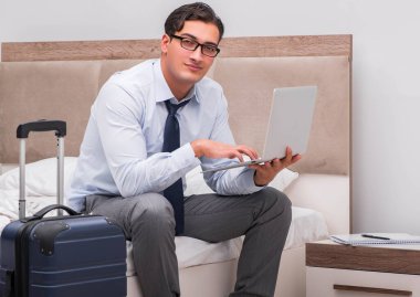 Otelde iş gezisinde çalışan bir işadamı.