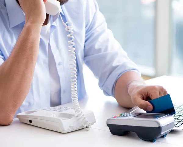 Homme traitant la transaction par carte de crédit avec terminal POS — Photo