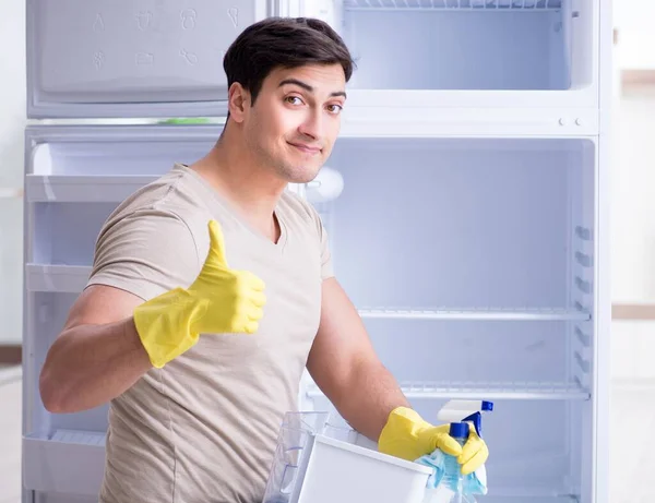 Homem de limpeza geladeira no conceito de higiene — Fotografia de Stock