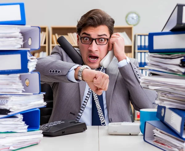 Empresário ocupado sob estresse devido ao excesso de trabalho — Fotografia de Stock