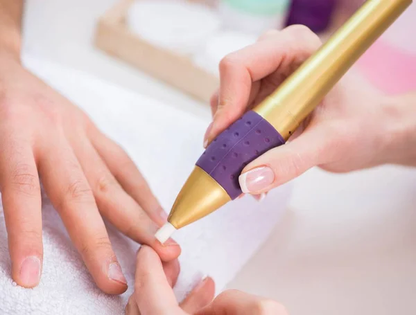 Mãos durante a sessão de cuidados de manicure — Fotografia de Stock