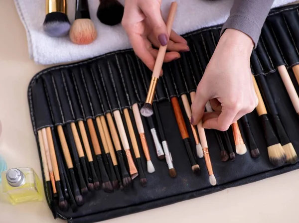 Make-up artist preparazione pennelli per il lavoro — Foto Stock