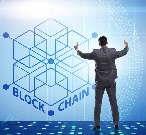 Joven empresario en innovador concepto blockchain — Foto de Stock