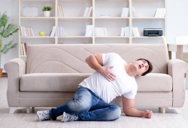 Hasta adam evde enfeksiyon ve mide rahatsızlığı çekiyor.