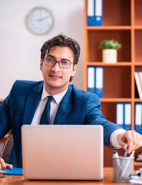 Joven hombre de negocios guapo trabajando en la oficina — Foto de Stock