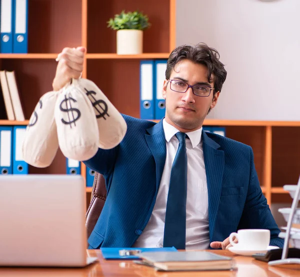 Jeune homme d'affaires beau qui travaille dans le bureau — Photo