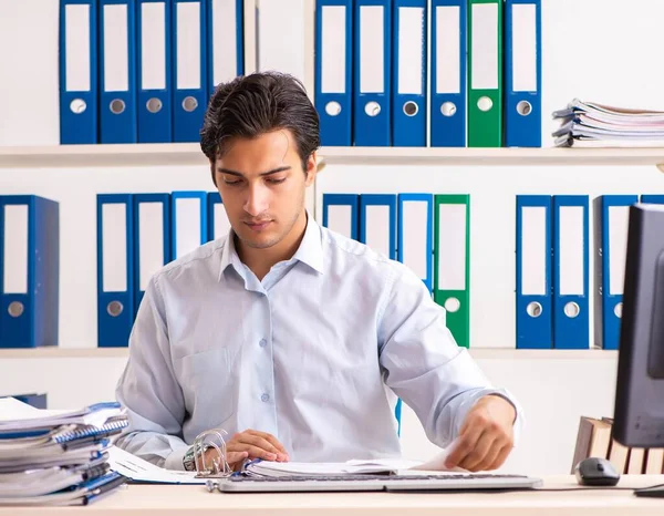 Jeune homme d'affaires beau travaillant dans le bureau — Photo