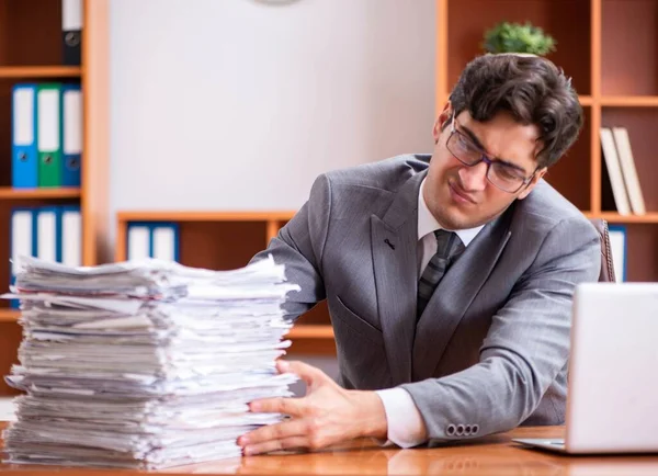 Joven hombre de negocios guapo infeliz con el trabajo excesivo — Foto de Stock