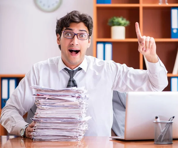 Jovem empresário bonito infeliz com trabalho excessivo — Fotografia de Stock