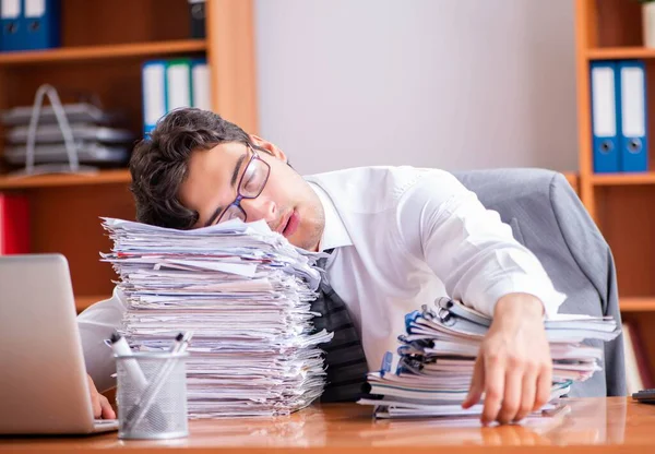 Giovane uomo d'affari bello infelice con il lavoro eccessivo — Foto Stock