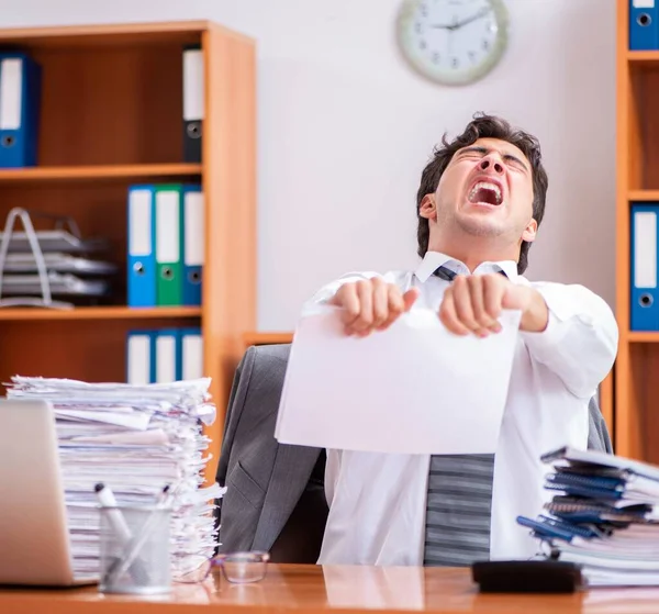 Jovem empresário bonito infeliz com trabalho excessivo — Fotografia de Stock