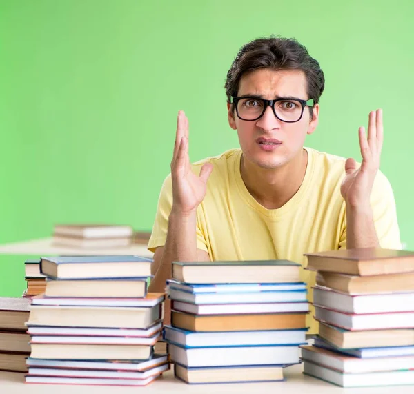 Student mit zu vielen Büchern zum Lesen vor der Prüfung — Stockfoto