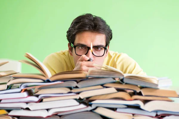 Estudante com muitos livros para ler antes do exame — Fotografia de Stock