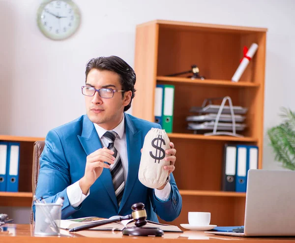 Avocat travaillant dans le bureau — Photo