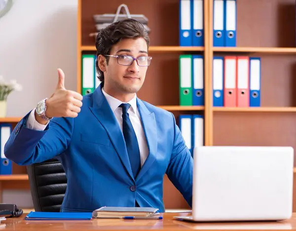 Joven empleado que trabaja en la oficina — Foto de Stock