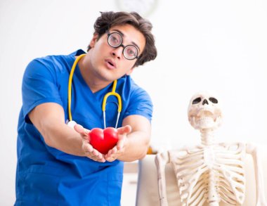 Hastanede iskeleti olan komik bir doktor.