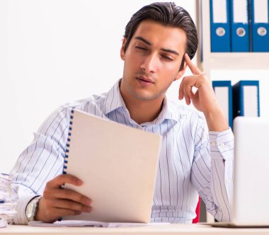 Ofiste oturan genç bir çalışan.