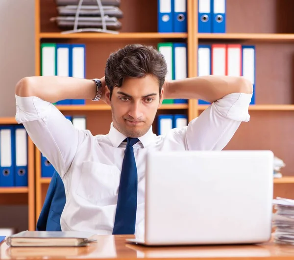 Joven empleado que trabaja en la oficina — Foto de Stock