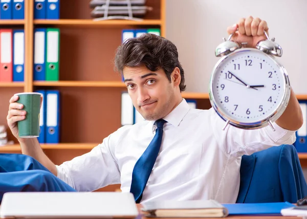 Jonge werknemer werkzaam op kantoor — Stockfoto