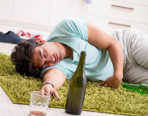 Fiatal részeg jóképű férfi buli után otthon. — Stock Fotó