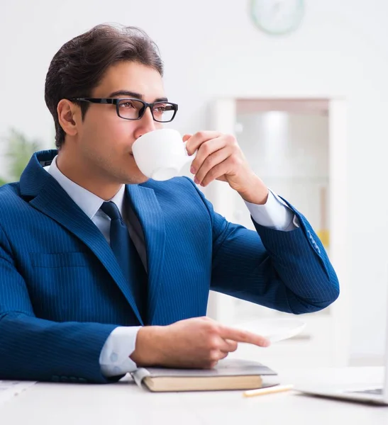 젊고 잘생긴 사업가 가 사무실에서 커피를 마시고 있다 — 스톡 사진