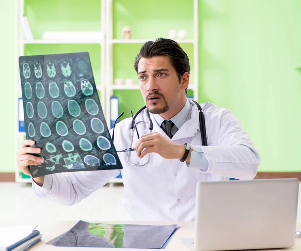 Dokter radioloog kijkt naar röntgenscan in het ziekenhuis — Stockfoto